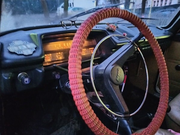 Фонарщик из Бреста показал «Москвич-412», с которым не хочет расставаться