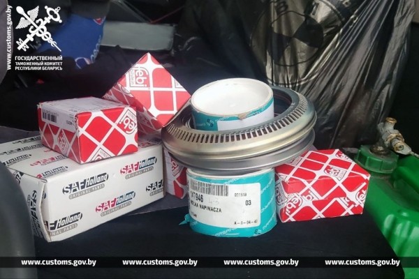 Белорус «за вознаграждение» вез через границу автозапчасти в тайнике. Изъяли и товар, и тягач