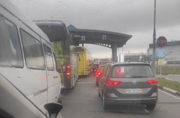 «Сейчас прайс за место — $500». Что происходит на границе накануне новогодних праздников