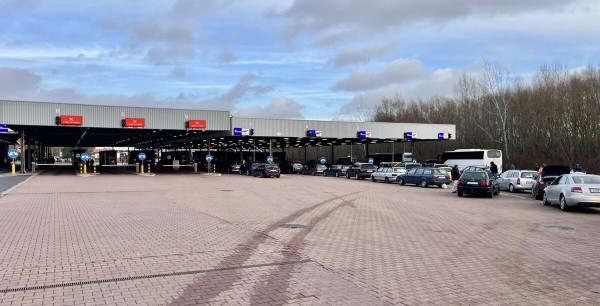 «Сейчас прайс за место — $500». Что происходит на границе накануне новогодних праздников