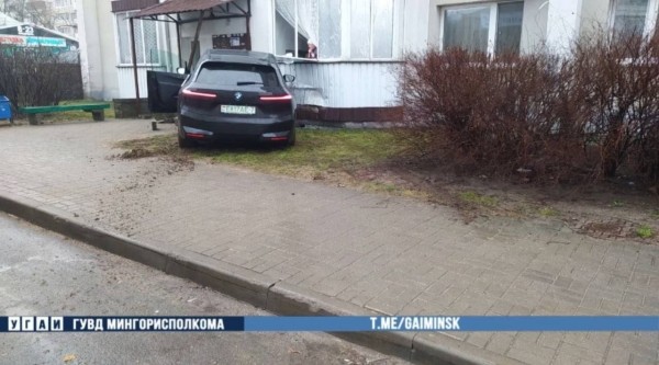 В Минске BMW въехал в подъезд многоэтажки