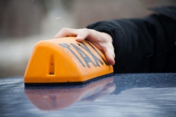 С таксиста работодатель потребовал деньги за разбитый автомобиль, а тот пожаловался в налоговую