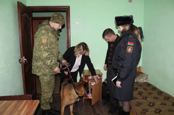 Рейд со служебной собакой в общежитии аграрного колледжа в Малорите Рейд со служебной собакой в общежитии аграрного колледжа в Малорите