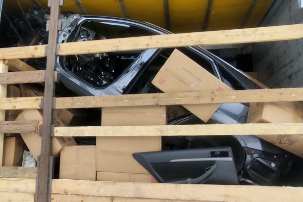 Кроссоверы разобрали и пытались ввезти под видом запчастей — вот каким будет штраф от таможни