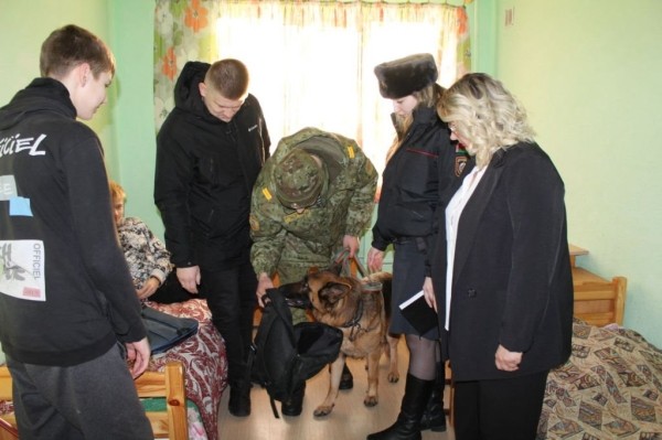 Рейд со служебной собакой в общежитии аграрного колледжа в Малорите Рейд со служебной собакой в общежитии аграрного колледжа в Малорите