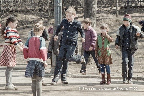 Детство без гаджетов: рассказываем о забытых играх советских дворов Детство без гаджетов: рассказываем о забытых играх советских дворов