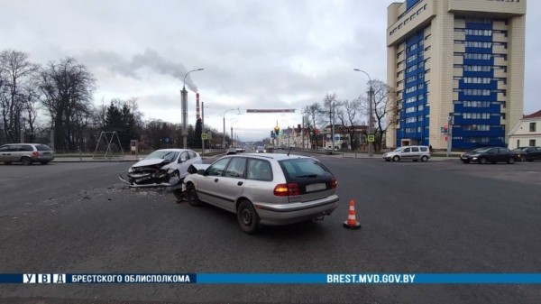 В Бресте на проспекте Машерова столкнулись Volvo и Honda. Кто виноват? В Бресте на проспекте Машерова столкнулись Volvo и Honda. Кто виноват?