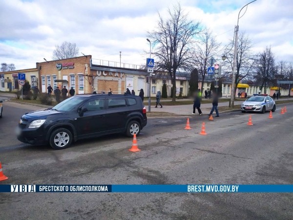 Женщина попала под машину. Жесткое видео из Кобрина Женщина попала под машину. Жесткое видео из Кобрина