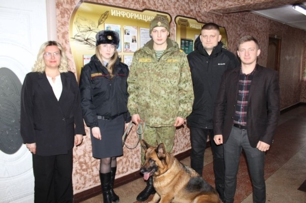 Рейд со служебной собакой в общежитии аграрного колледжа в Малорите Рейд со служебной собакой в общежитии аграрного колледжа в Малорите