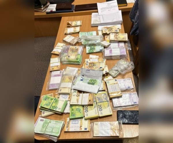 В Беларуси пенсионерка из окна выбросила более 760 тысяч евро курьеру телефонных мошенников. Рассказываем подробности