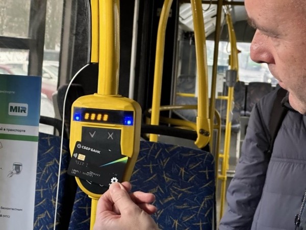 В Беларуси запустили оплату проезда в автобусах картами банков: что будут проверять контролеры
