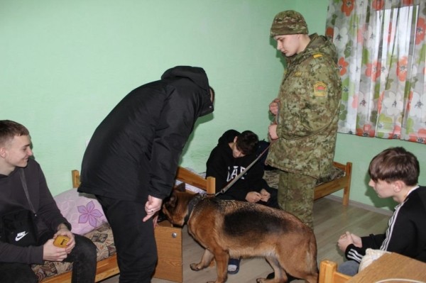 Рейд со служебной собакой в общежитии аграрного колледжа в Малорите Рейд со служебной собакой в общежитии аграрного колледжа в Малорите