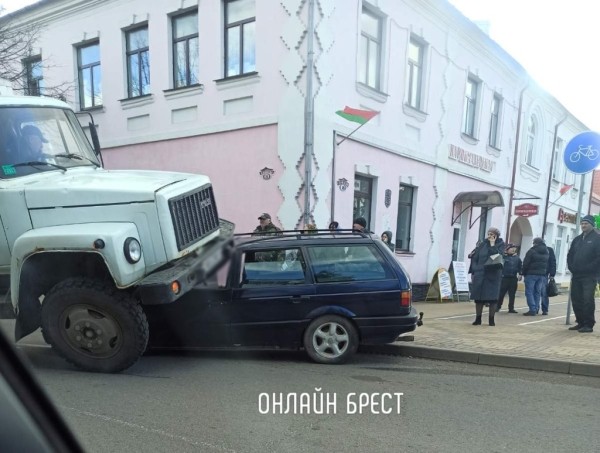 В Кобрине грузовик «запрыгнул» на автомобиль. Известны подробности
