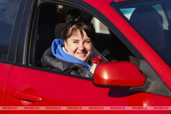 Брестские пограничники поздравили с 8 Марта въезжающих в Беларусь женщин