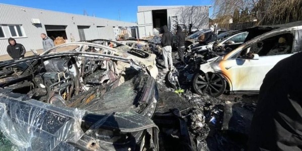 Несколько электрокаров горели прямо возле СТО в Колодищах