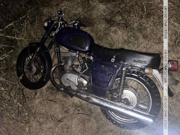 Бесправник на мотоцикле врезался в забор в деревне Ивацевичского района