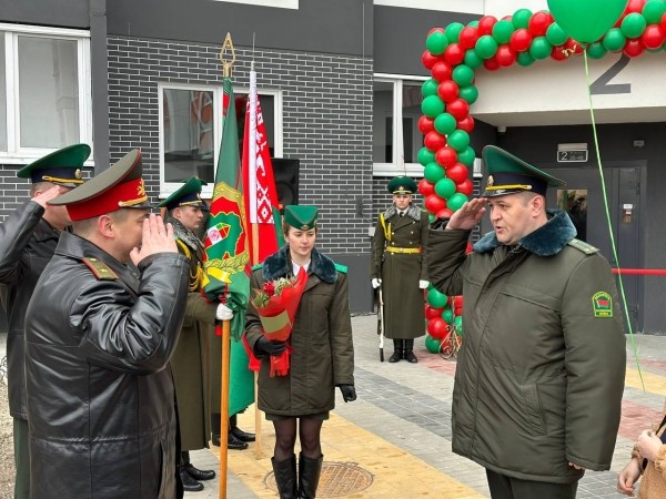 Брестским пограничникам вручили ключи от арендных квартир в новостройке