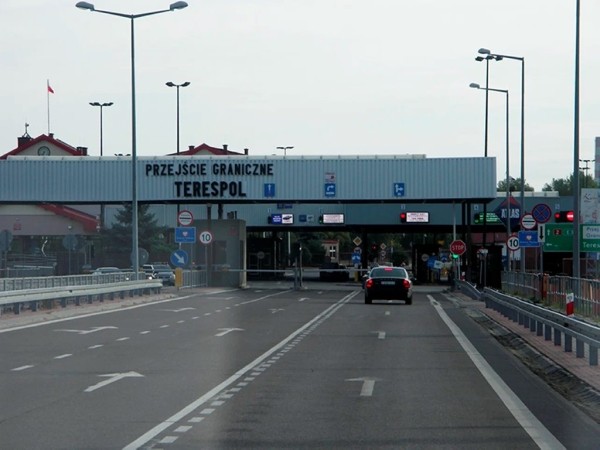 Латвия и Польша не пропускают в Беларусь дорогие авто на транзитных номерах