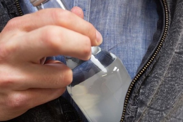 Пенсионер купил подростку бутылку водки. Как его наказали?