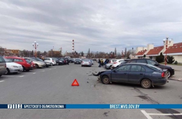 Возле спортивного комплекса «Брестский ледовый дворец» произошло ДТП