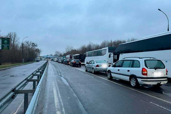 «Жесть и ад». Белорусы рассказали, как стоят в очереди на границе с Польшей