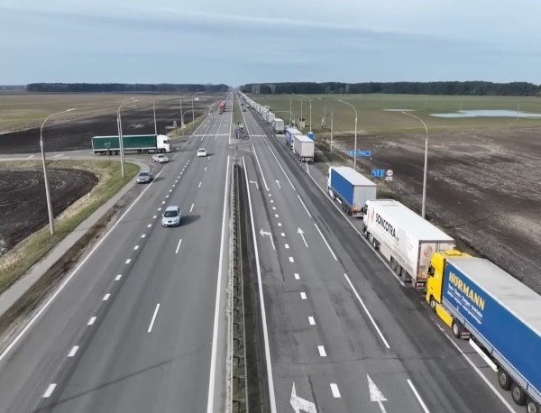 Перевозчики подсчитали, сколько стоит простой в очередях на границе с ЕС Перевозчики подсчитали, сколько стоит простой в очередях на границе с ЕС