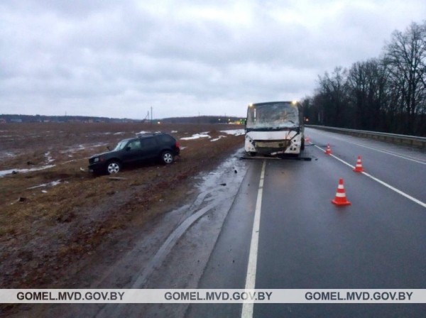 Жуткое ДТП в Гомельской области: легковушка столкнулась с автобусом — один человек погиб, пятеро пострадали