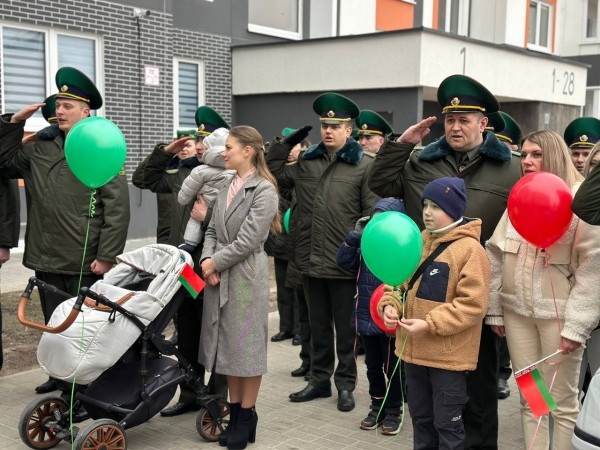 Брестским пограничникам вручили ключи от арендных квартир в новостройке