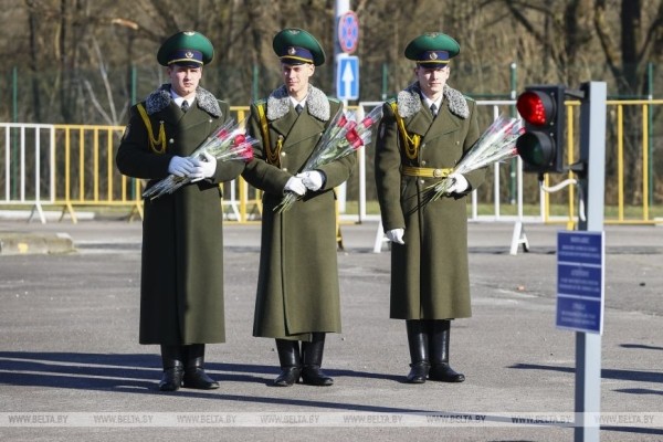 Брестские пограничники поздравили с 8 Марта въезжающих в Беларусь женщин