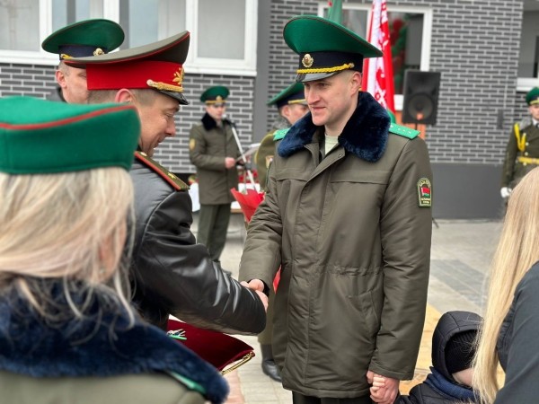 Брестским пограничникам вручили ключи от арендных квартир в новостройке