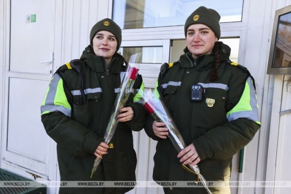 Брестские пограничники поздравили с 8 Марта въезжающих в Беларусь женщин