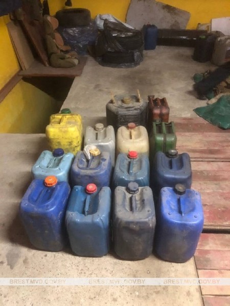 У водителя во дворе дома нашли 300 литров окрашенного дизельного топлива. Случай в Брестском районе