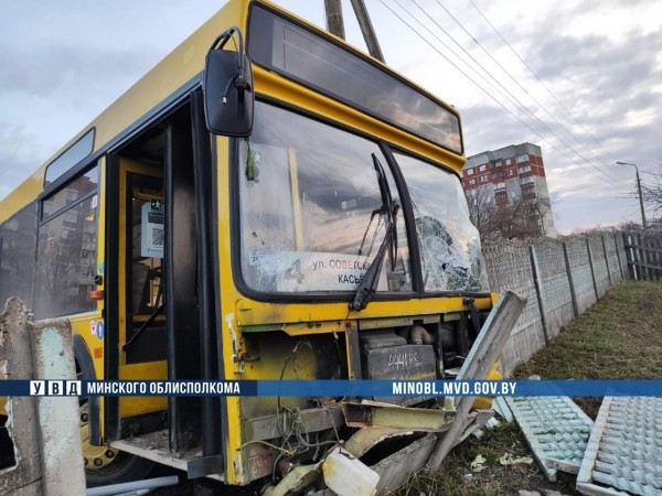 В Жодино водителю автобуса стало плохо за рулем, он въехал в памятник В Жодино водителю автобуса стало плохо за рулем, он въехал в памятник