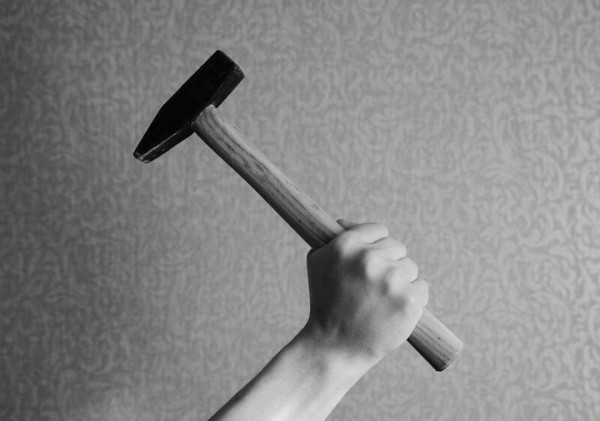 Мужчина с молотком ломился в чужую дверь в Барановичах Мужчина с молотком ломился в чужую дверь в Барановичах