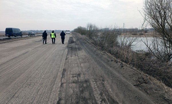 На трассе М10 из-за ям стало происходить много ДТП. Вмешалась прокуратура