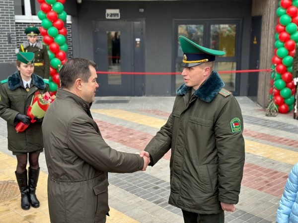 Брестским пограничникам вручили ключи от арендных квартир в новостройке
