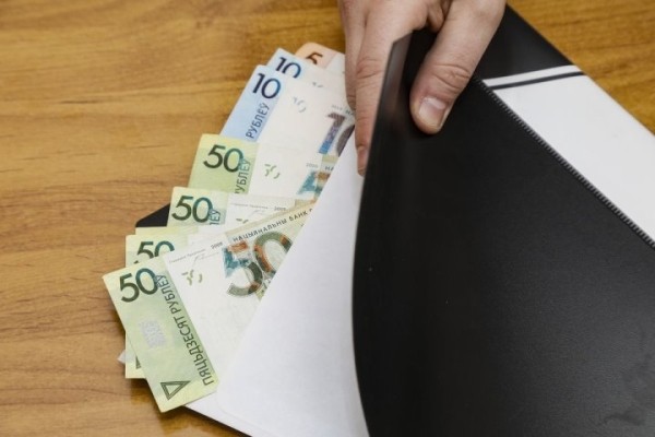 Медработник брала взятки за поддельные больничные. Накажут и врача, и пациентов