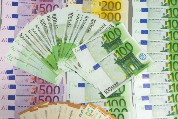 Житель Бреста за попытку провезти без декларирования 65 тыс. евро получил штраф и лишился части денег