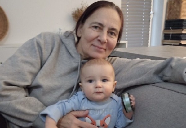 Пироги, подарки, деньги на карманные расходы. Белорусские бабушки рассказали, сколько тратят на внуков