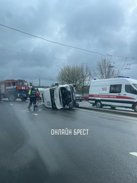 В Бресте возле Кобринского моста перевернулась маршрутка. Первые минуты после ДТП