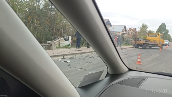 В Бресте перевернулся Mercedes. Подробности ДТП