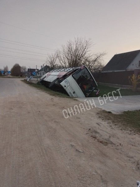 В Кобрине автобус опрокинулся в канаву. Стали известны подробности