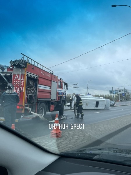 В Бресте возле Кобринского моста перевернулась маршрутка. Первые минуты после ДТП