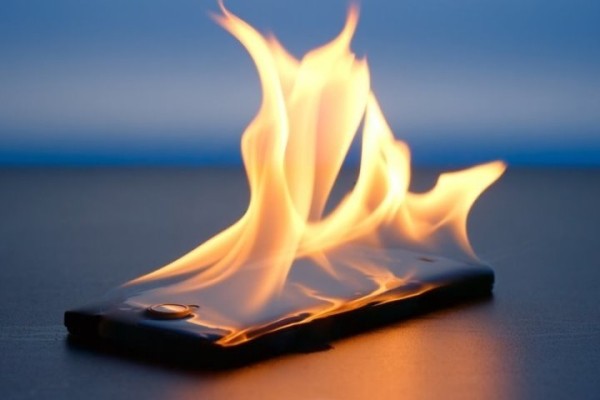 В Беларуси подросток получил 14% ожогов тела из-за неисправного телефона