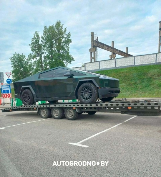 В Беларусь массово въезжают Tesla Cybertruck