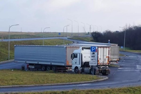 Водителю сказали отвезти в Россию одежду, а оказалось, загрузили контрабанду на миллион