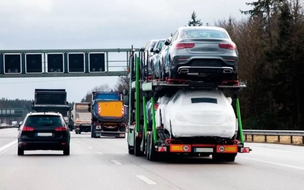 Польша не пропускает: как в Беларусь сейчас ввозят авто из Европы
