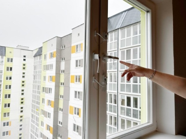 Ребенок облокотился на москитную сетку и выпал из окна