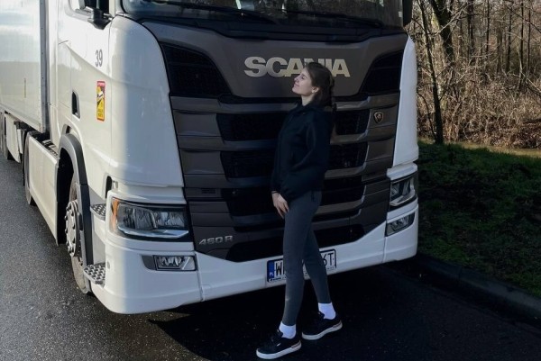 «Мигранты залезают в рефрижератор, чтобы пересечь границу». Как белорусская медсестра управляет 20-тонной Scania