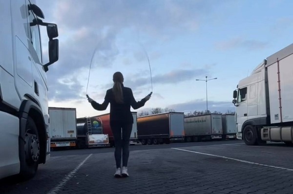 «Мигранты залезают в рефрижератор, чтобы пересечь границу». Как белорусская медсестра управляет 20-тонной Scania